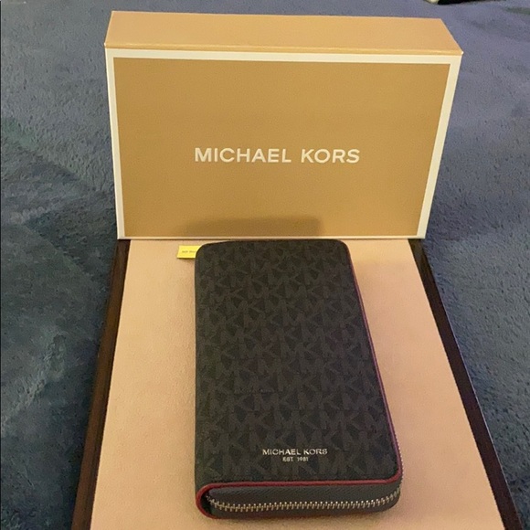 Michael Kors Wallet, Zip Around, TECH FRIENDLY,NEW - Picture 3 of 16